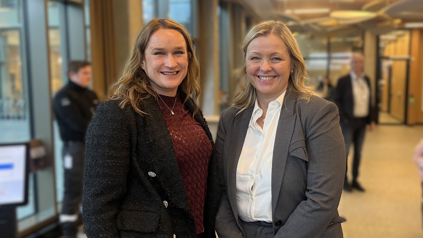 Direktør i Arbeidstilsynet, Ingvill Kvernmo, og arbeids-og inkluderingsminister Kjersti Stenseng under lanseringen av flerspråklig chatbot.