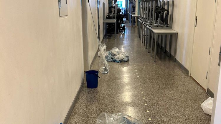 Rengjøring i en korridor på en skole