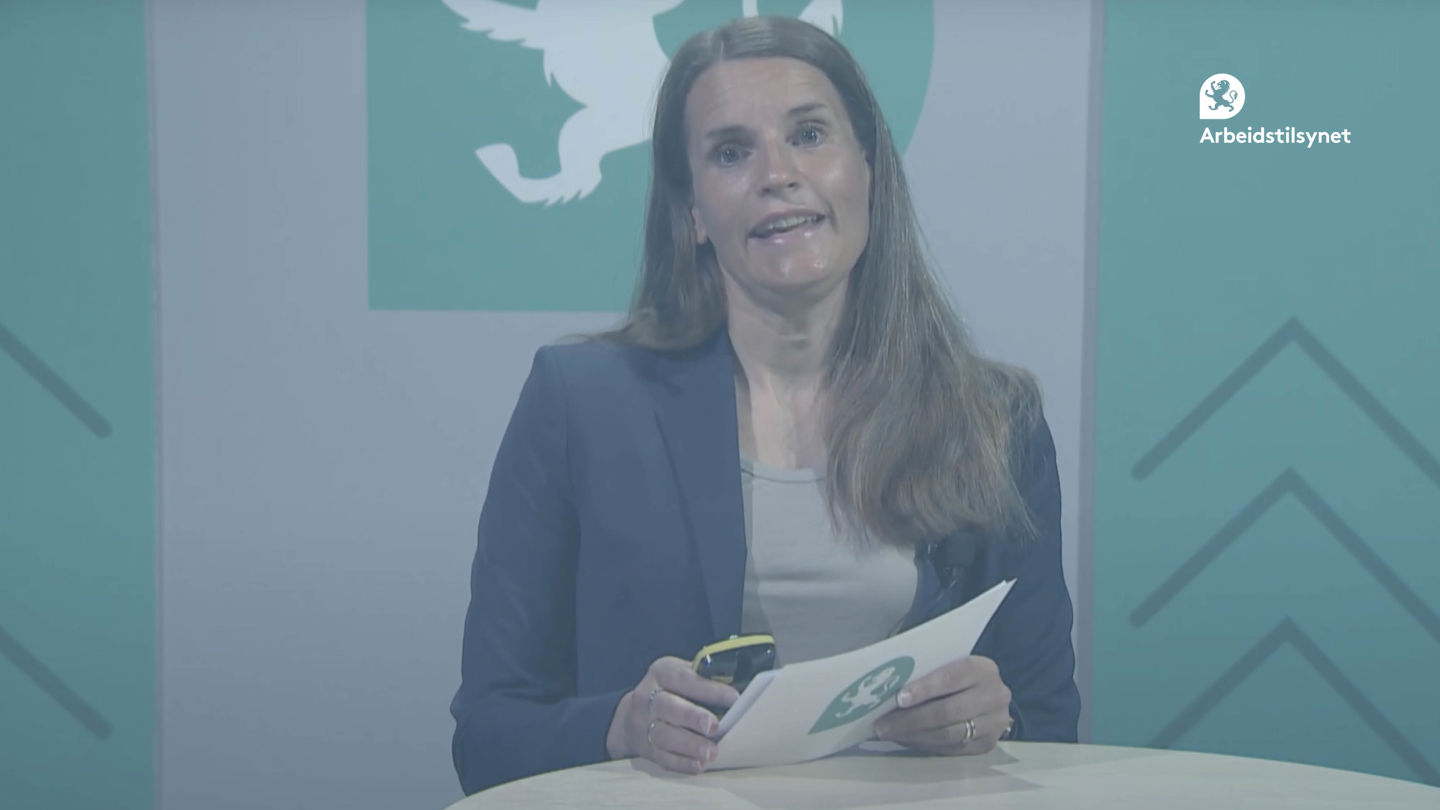 Bilde av deltaker i webinaret Beate. Hun ser rett i kamera og snakker. Hun holder talekort i hendene.