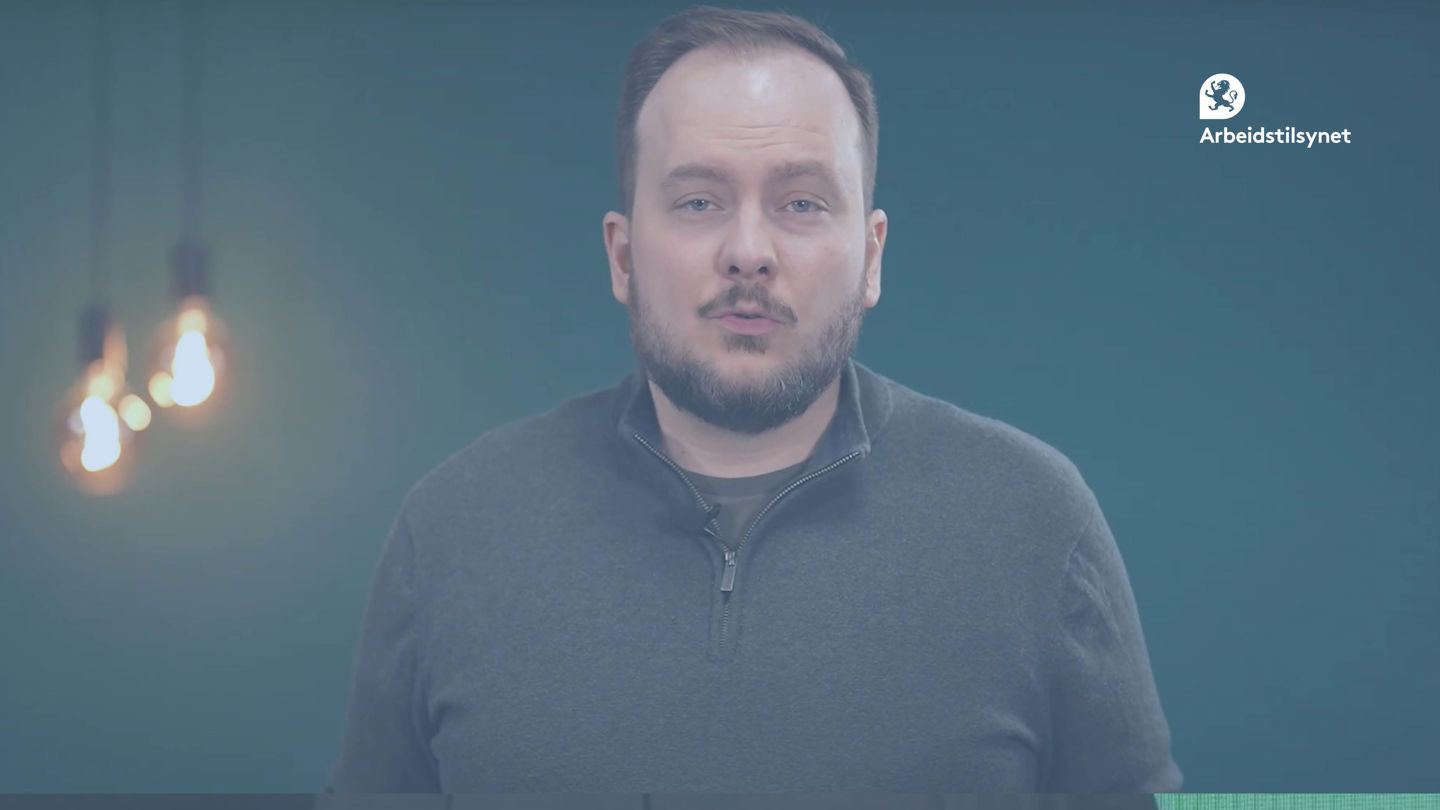 Bilde fra webinaret av programleder Hans Petter. Han ser rett i kamera og snakker. 