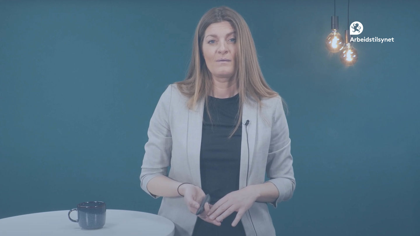 Bilde fra webinaret av programleder Ingri. Hun ser rett i kamera og snakker.