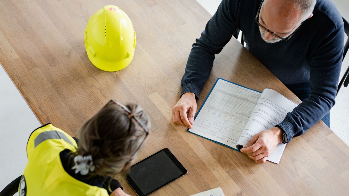 Bildet viser to personer i en samtale på tilsyn.